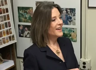 Marianne Williamson lança campanha contra Biden e promete combater ‘forças de ódio, injustiça e medo’