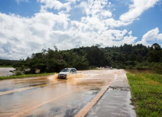 Governo de SP firma parceria com plataforma Waze para alertas de enchentes