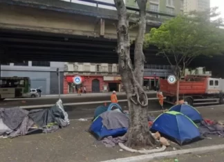 SP: Justiça derruba liminar de Boulos que proibia remoção de barracas de moradores de rua