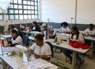 Voluntários costuram roupas para a Campanha do Agasalho: “É feito com muito amor”