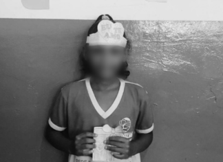 Menina leva choque elétrico ao pegar celular conectado à tomada e morre