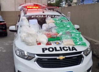 O secretário de Estado da Saúde, Eleuses Paiva, anunciou nesta segunda-feira (21) a abertura de 350 leitos SUS para a população na Baixada Santista durante o Gabinete 3D. Cinco unidades de saúde serão beneficiadas, em um processo que será inteiramente custeado pelo Governo do Estado, dentro do prazo previsto de 18 meses.  Serão 90 leitos em Bertioga, 60 leitos em Peruíbe, 50 leitos no Hospital Regional de Itanhaém, 100 leitos na Santa Casa de Santos e 50 leitos no Complexo Hospitalar Irmã Dulce. Também está em negociação abertura de mais leitos na Beneficência Portuguesa.  “Vamos ampliar o acesso da população à saúde e, dessa forma, fazer as filas andarem, melhorar a gestão, aumentar a eficiência e garantir ao cidadão uma saúde de qualidade”, disse Paiva.  O anúncio fez parte do “Gabinete 3D – Saúde” na Baixada Santista, projeto do Governo de SP que promove o diálogo entre a Secretaria de Estado da Saúde de São Paulo com autoridades locais, profissionais e administradores de unidades de saúde da região.  Durante esta edição do Gabinete 3D, o secretário visitou o Hospital Santo Antônio, da Beneficência Portuguesa, o Hospital Guilherme Álvaro, a Santa Casa de Santos e o Complexo Hospitalar dos Estivadores.