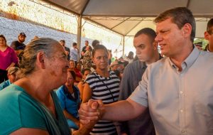 Governador entrega moradias e autoriza reforma de habitações na região de Sorocaba