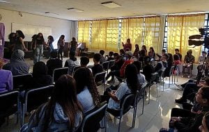 Alunos em SP integram atividade de conscientização de combate à violência contra mulher