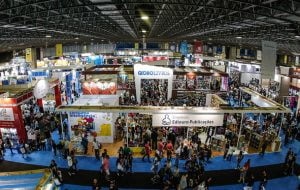 Alunos da rede pública de SP lançam livro de poesias na Bienal do Livro Rio