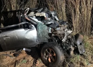 BR: colisão de caminhonete e caminhão mata 5 pessoas da mesma família