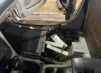 PF e Receita Federal localizam fundo falso em veículo com cigarros contrabandeados.