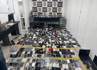 Polícia faz operação no Centro de SP contra grupo suspeito de receptar celulares roubados e apreende mais de mil aparelhos