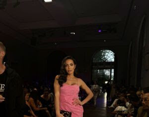 Carla Prata prestigia desfile de grife em São Paulo