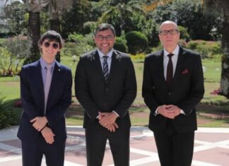 Mostrando simpatia ao governador Wilson Lima, Amom Mendel destina R$ 3 milhões para ser usado em asfalto.