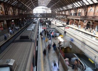 Estação da Luz da CPTM tem distribuição gratuita de livros em homenagem ao aniversário de São Paulo