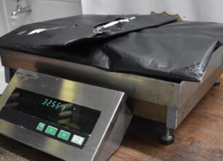 Polícia apreende 3 quilos de drogas em fundo falso de mala