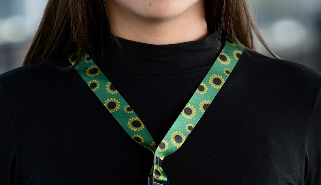 Cordão de girassol é um símbolo internacional que identifica pessoas com deficiências ocultas, ou seja, aquelas que não são imediatamente perceptíveis