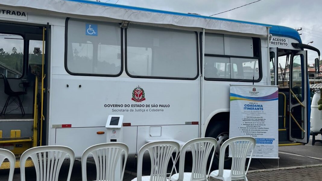 Moradores da zona Leste da Capital recebem ônibus do projeto Cidadania Itinerante com serviços de documentação gratuitos - Foto: Imprensa / SJC