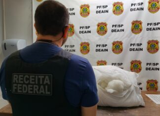 PF prende passageira transportando droga e captura procurado pela Justiça