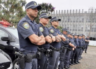 Equipamentos policiais podem pesar até 22kg e elevar o risco de lesões