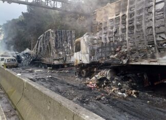 BR-101 é liberada após caminhão tombar, explodir e incendiar veículos em SC, veja o vídeo da explosão