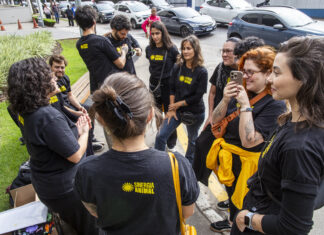 ONG realiza ação pacífica no supermercado em São Paulo para cobrar compromisso com bem-estar animal