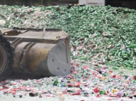 Entenda como a destruição de garrafas auxilia no combate à adulteração de bebidas alcóolicas