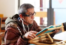 Óculos inteligentes nas bibliotecas municipais devolvem autonomia e prazer de ler a quem perdeu a visão