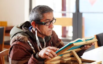 Óculos inteligentes nas bibliotecas municipais devolvem autonomia e prazer de ler a quem perdeu a visão
