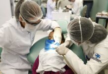 Inflamação bucal pode agravar danos cerebrais associados ao Parkinson, mostra estudo