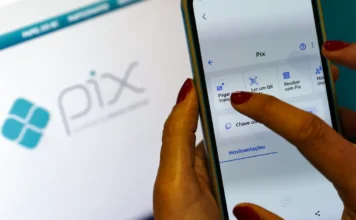 Receita Federal volta a negar taxação do Pix e alerta para golpes