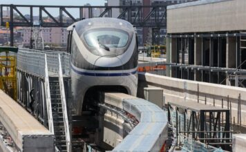 Trem chega à estação Morumbi pela primeira vez rumo à abertura da Linha 17-Ouro
