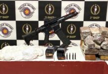 Mergulhadores da Polícia Militar de SP encontram fuzil no Guarujá