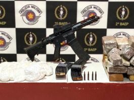 Mergulhadores da Polícia Militar de SP encontram fuzil no Guarujá
