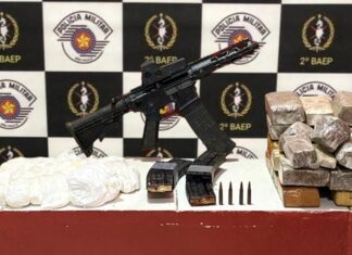 Mergulhadores da Polícia Militar de SP encontram fuzil no Guarujá
