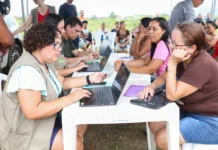 Moradores de Paraisópolis recebem van com atendimento para água e esgoto