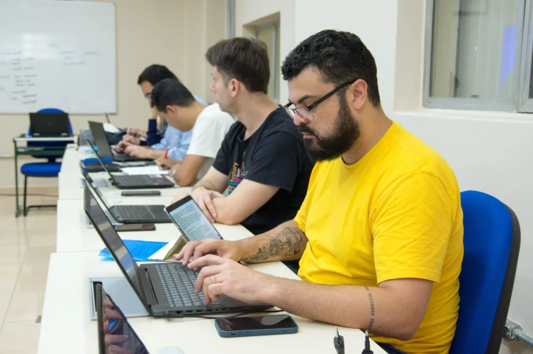 Os candidatos podem escolher 27 opções de cursos gratuitos, com aulas realizadas pela manhã, tarde e noite. As formações contemplam áreas com alta demanda por mão de obra como administração, informática, gestão, alimentação, serviços, moda e beleza.
